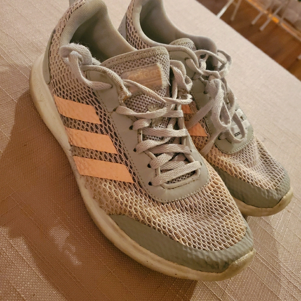 Tennis shoes